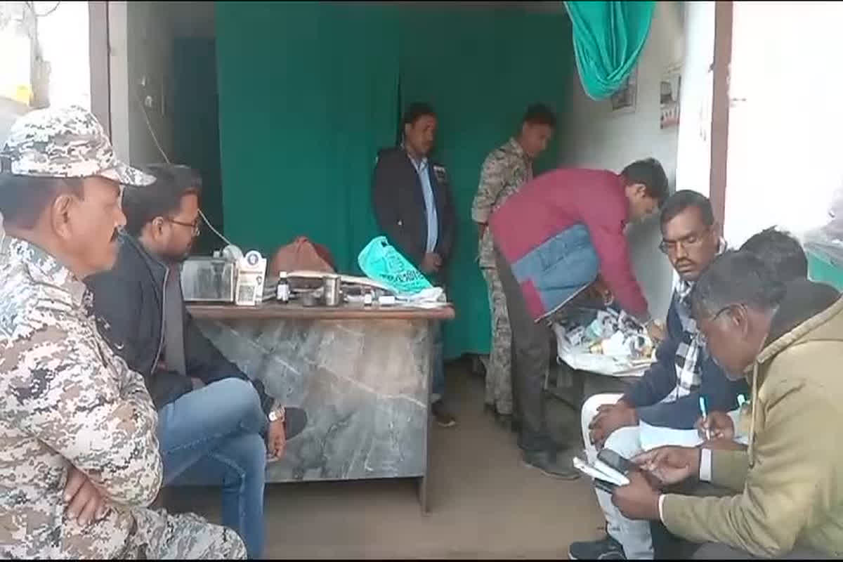 Dindori News: झोलाछाप डॉक्टरों की अब खैर नहीं, अवैध क्लीनिक पर स्वास्थ्य विभाग की छापे मार कार्रवाई, भारी मात्रा में अंग्रेजी दवाईयां की जब्त