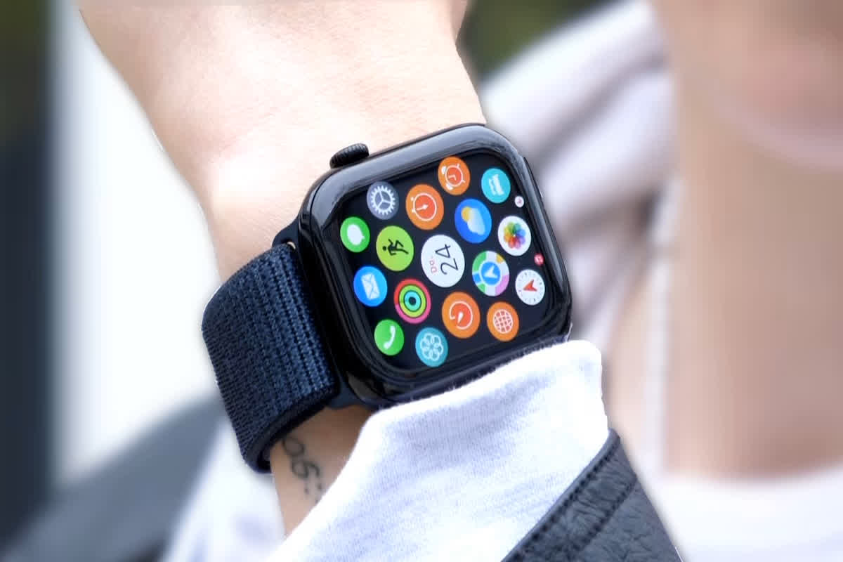 Chemical Found in Apple Watch: सावधान..! एप्पल की वॉच पहनने वालों पर मंडरा रहा कैंसर का खतरा, सामने आई हैरान कर देने वाली वजह