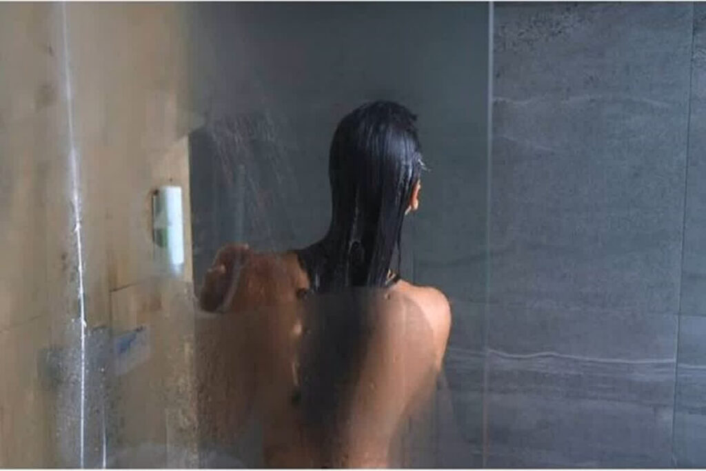 Bathroom me Naha Rahi Ladki ka sexy Video / बाथरूम में नहा रही लड़की का युवक ने बनाया वीडियो / Image Source : Symbolic