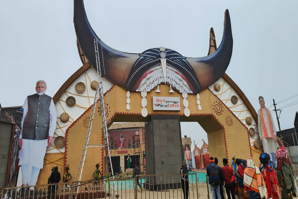 Chhattisgarh Pavilion in Mahakumbh 2025: महाकुंभ में बिछड़ों को अपनों से मिलाने का काम कर रही छत्तीसगढ़ की पवेलियन, खोई मां के मिलने पर छलके बेटे के आंसू, भावुक कर देगा ये वीडियो