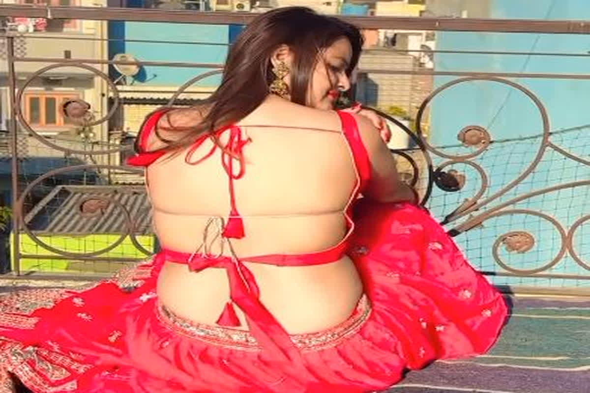 Desi Bhabhi Sexy Video HD: देसी भाभी ने खटिया पर दिखाया जवानी का जलवा, बिना ब्रा के शुरू हो गईं छत पर, लाइव वीडियो देखकर देवरों को हुआ बुरा हाल