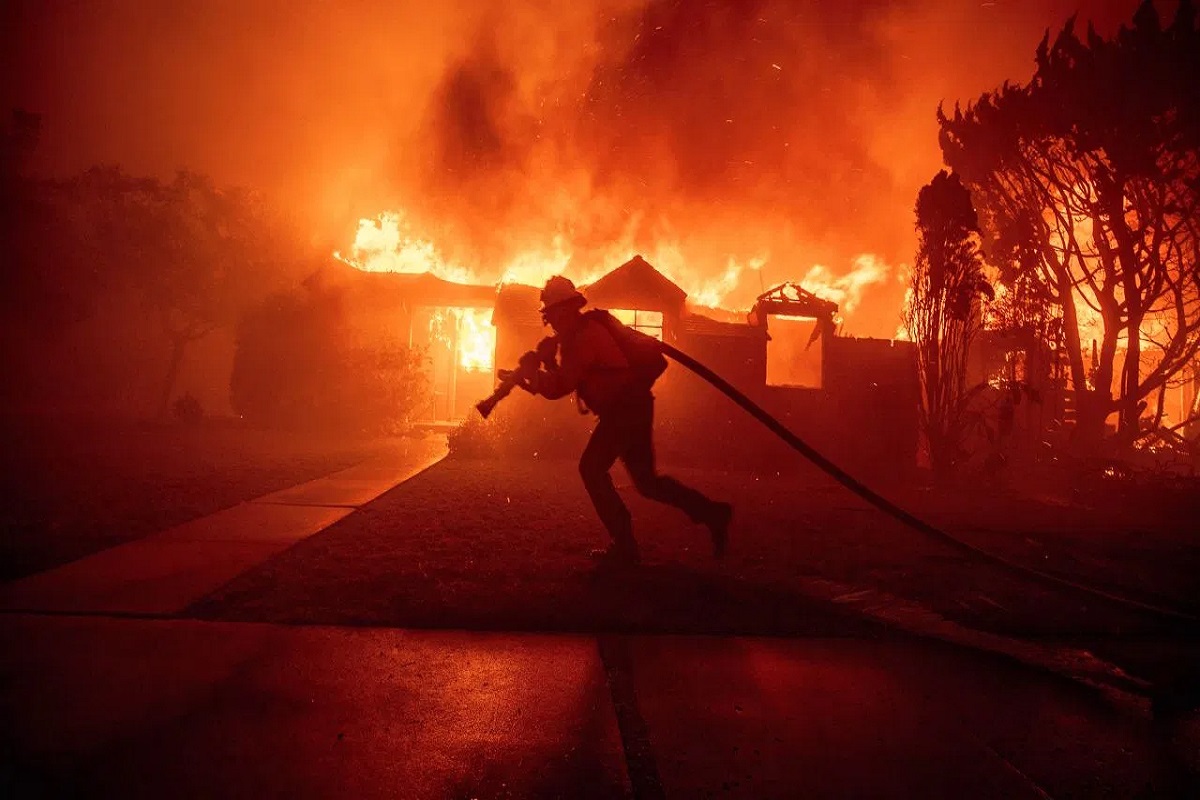 Los Angeles Wildfires: लॉस एंजिल्स के जंगलों में लगी भीषण आग, अब तक 24 लोगों की मौत, अह मौसम विभाग ने दी ये चेतावनी