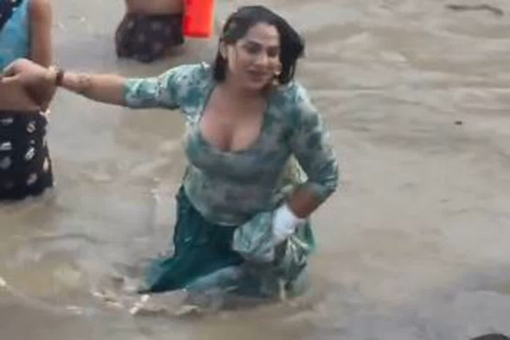 Girl Bathing Video in Mahakumbh / महाकुंभ में गंगा स्नान कर रही युवती का वीडियो वायरल / Image Source: Screengrab