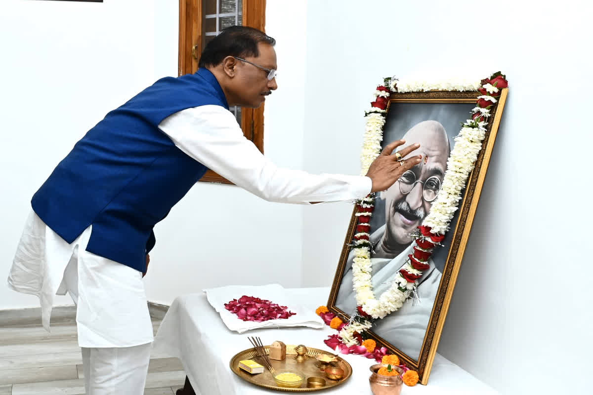 Mahatma Gandhi death anniversary: सीएम साय ने अपने निवास पर महात्मा गांधी को दी भावपूर्ण श्रद्धांजलि, सोशल मीडिया पर तस्वीर पोस्ट कर कही ये बात