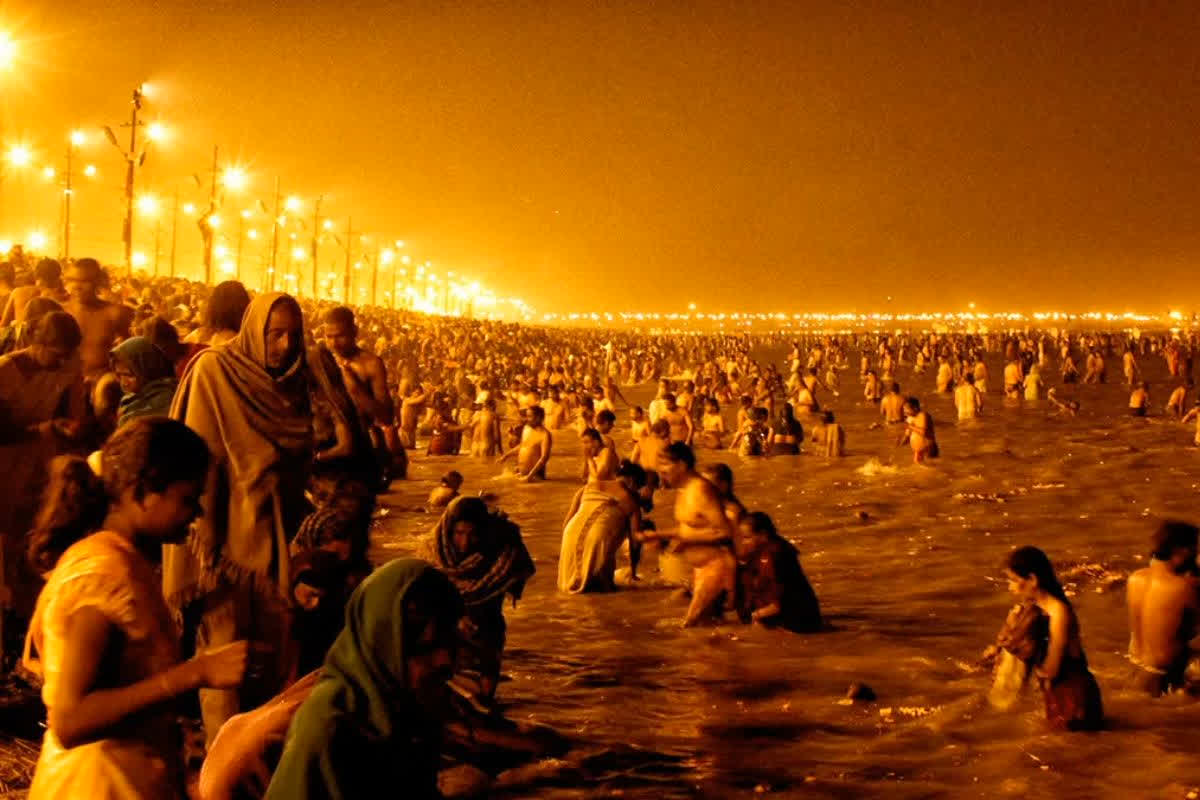 Prayagraj Mahakumbh 2025 Updates: महाकुंभ के चौथे दिन 30 लाख से ज्यादा श्रद्धालुओं ने लगाई त्रिवेणी संगम में डुबकी.. 10 देशों के 21 प्रतिनिधि भी पहुंचे प्रयागराज