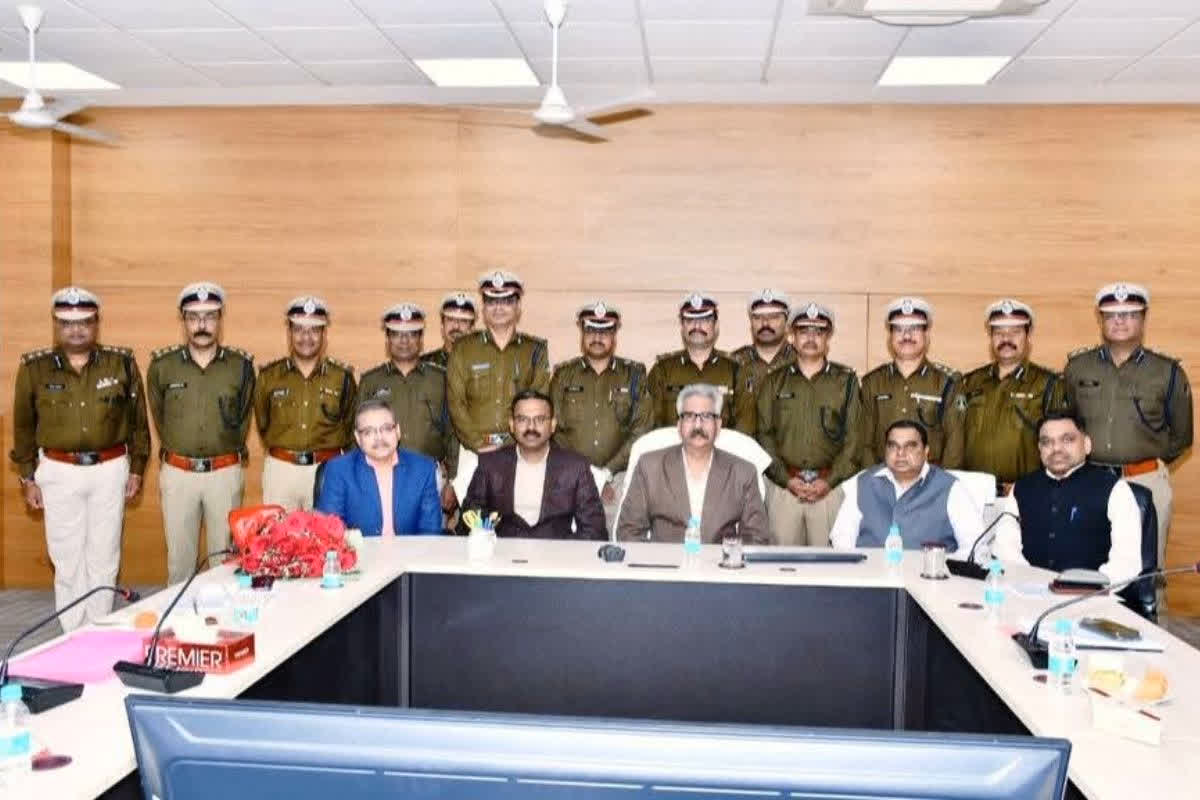 Raipur Promoted IPS Star Ceremony: रायपुर में प्रमोटेड IPS अफसरों की स्टार सेरेमनी.. DGP ने सभी अधिकारियों के कंधो पर लगाया सितारा, दी बधाई