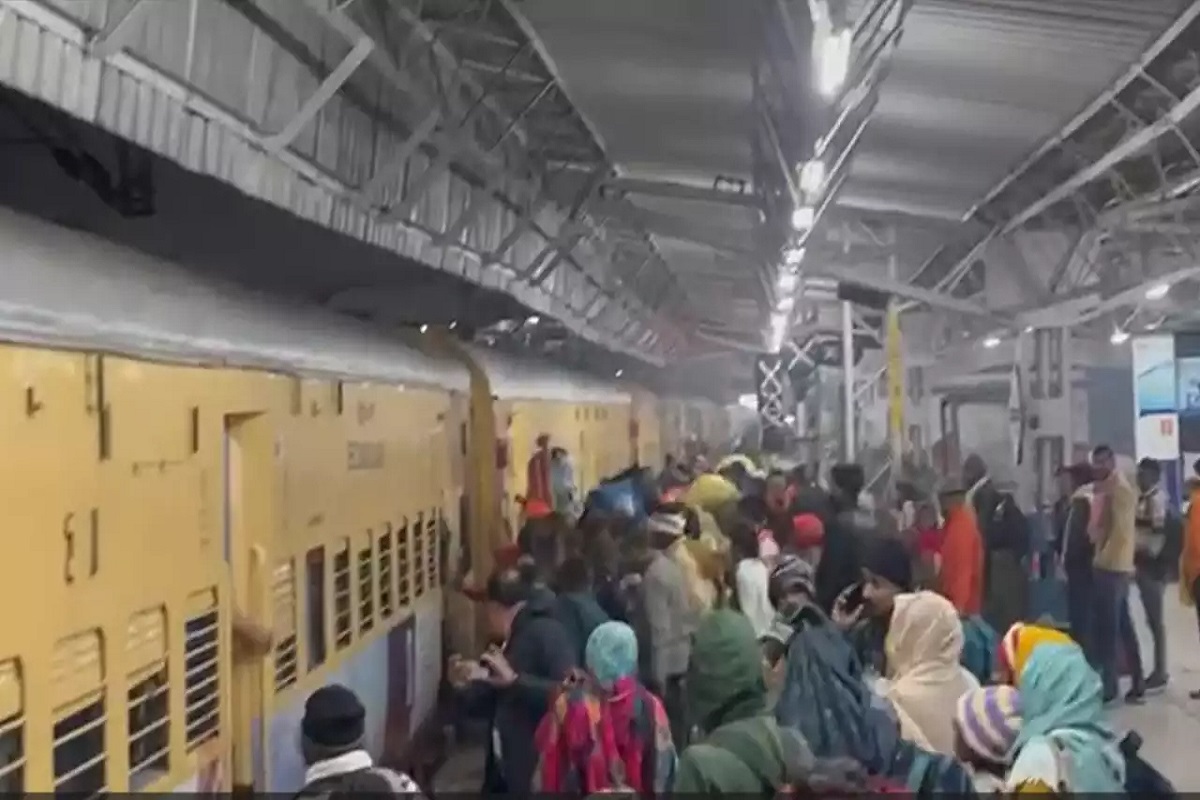 Stampede at Jhansi Railway Station: महाकुंभ जाने के लिए ट्रेन का इतंजार कर रहे थे लोग, आई गाड़ी तो चढ़ने के लिए मची भगदड़, कई यात्री गिरे