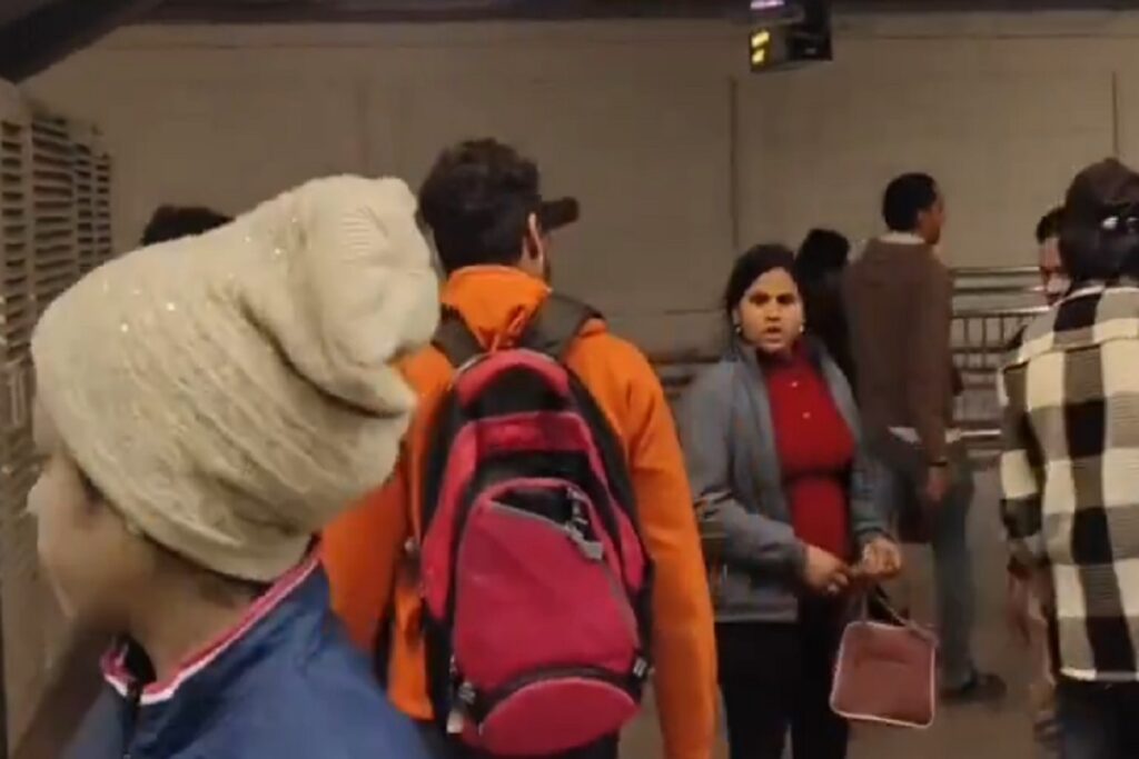 Girl clashes with boy in Delhi Metro. Image Source- Viral Video Grab