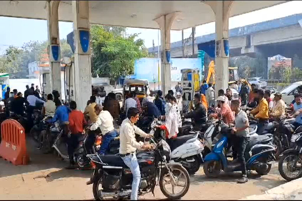 No Helmet No Petrol in Across Uttar Pradesh / बिना हेलमेट नहीं मिलेगा पेट्रोल / Image Source: IBC24 digital