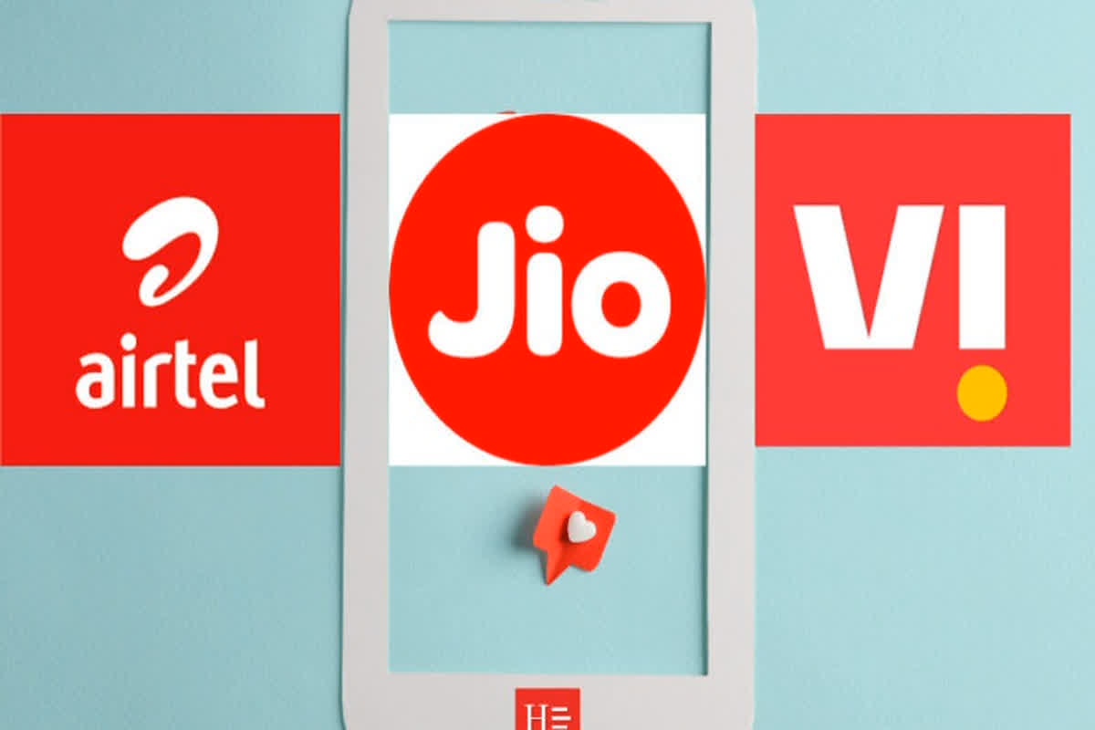 Yearly Recharge Plan 2025: सालभर नहीं पड़ेगी रिचार्ज कराने से जरूरत, Jio, Airtel और Vi मात्र इतने रुपए में दे रहा बेस्ट प्लान