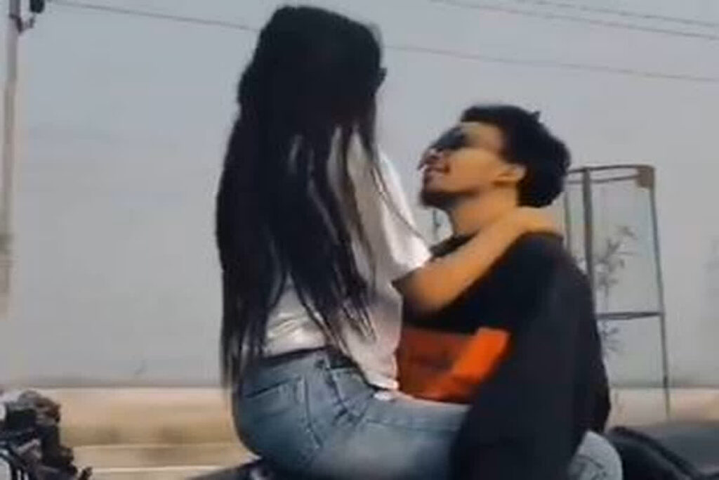 Girlfriend Boyfriend Romance Video / बर्थडे पर बॉयफ्रेंड ने चलती बाइक में गर्लफ्रेंड के साथ किया रोमांस / Image Source: Screengrab