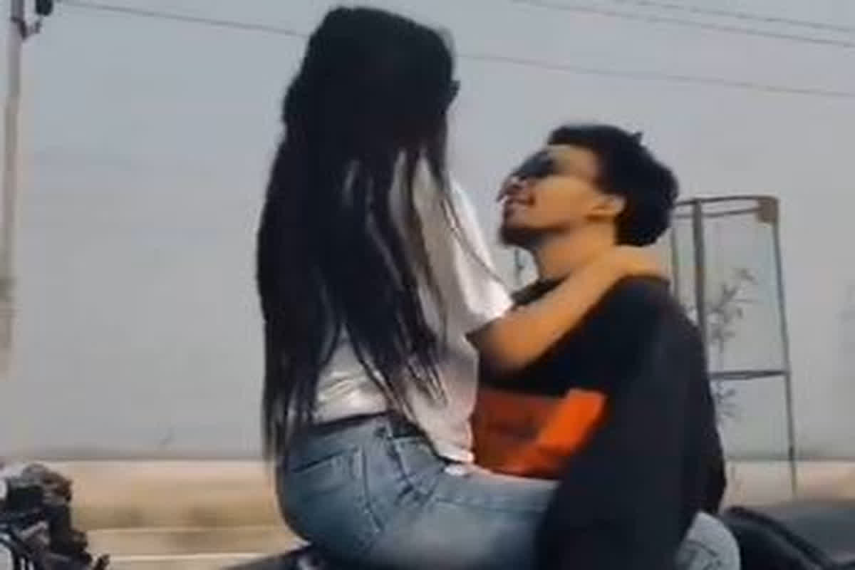 Girlfriend Boyfriend Romance Video: बर्थडे पर बॉयफ्रेंड ने चलती बाइक में गर्लफ्रेंड के साथ किया रोमांस, हद पार कर देने वाला वीडियो हुआ वायरल