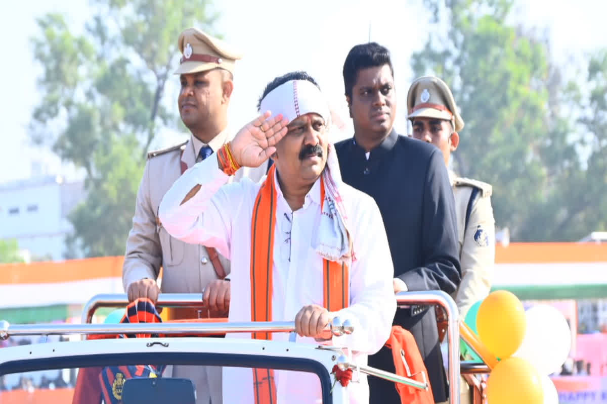 Republic day celebration in Bastar : आजादी के बाद पहली बार बस्तर के इन 14 सुरक्षा कैंपों में फहराया तिरंगा, विजय शर्मा बोले- गनतंत्र की जगह अब गणतंत्र ने बनाई जगह