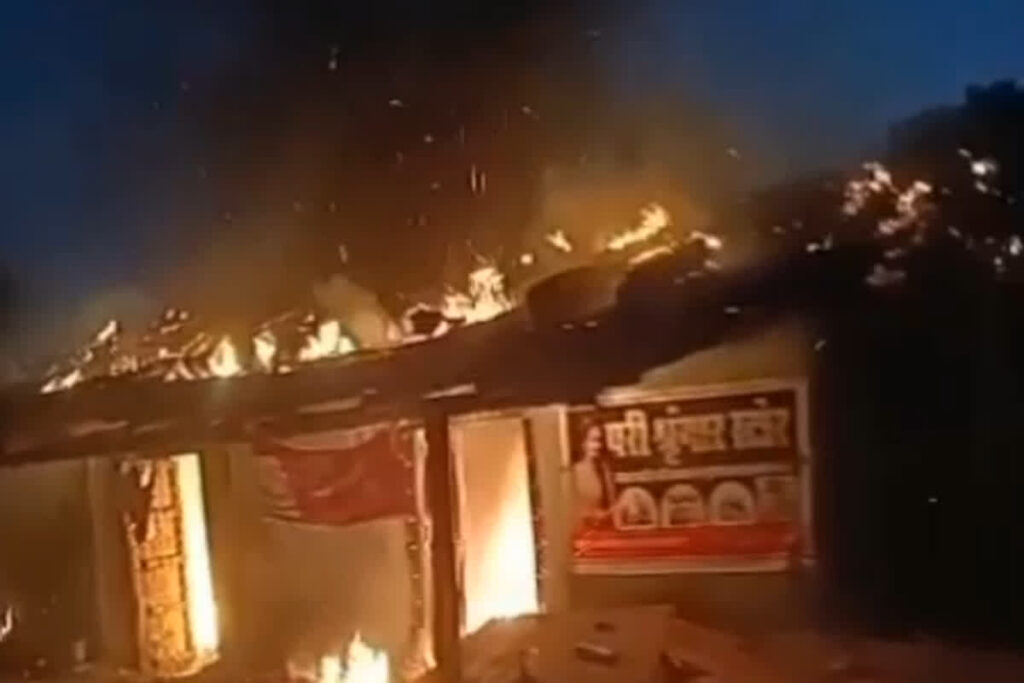 Fire in Balrampur: Image Source- IBC24