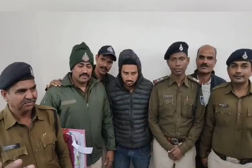 Fake Policeman Arrested। Image Credit: IBC24