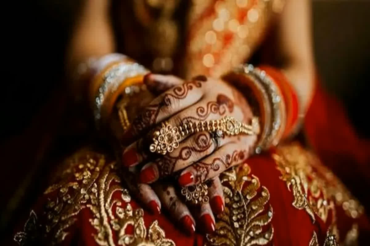 Girl Change Gender for Marriage: दो युवतियों के बीच हो गई मोहब्बत, 15 लाख रुपए खर्च कर सविता बन गई ललित, सात फेरे लेकर रहने लगे पति-पत्नी की तरह