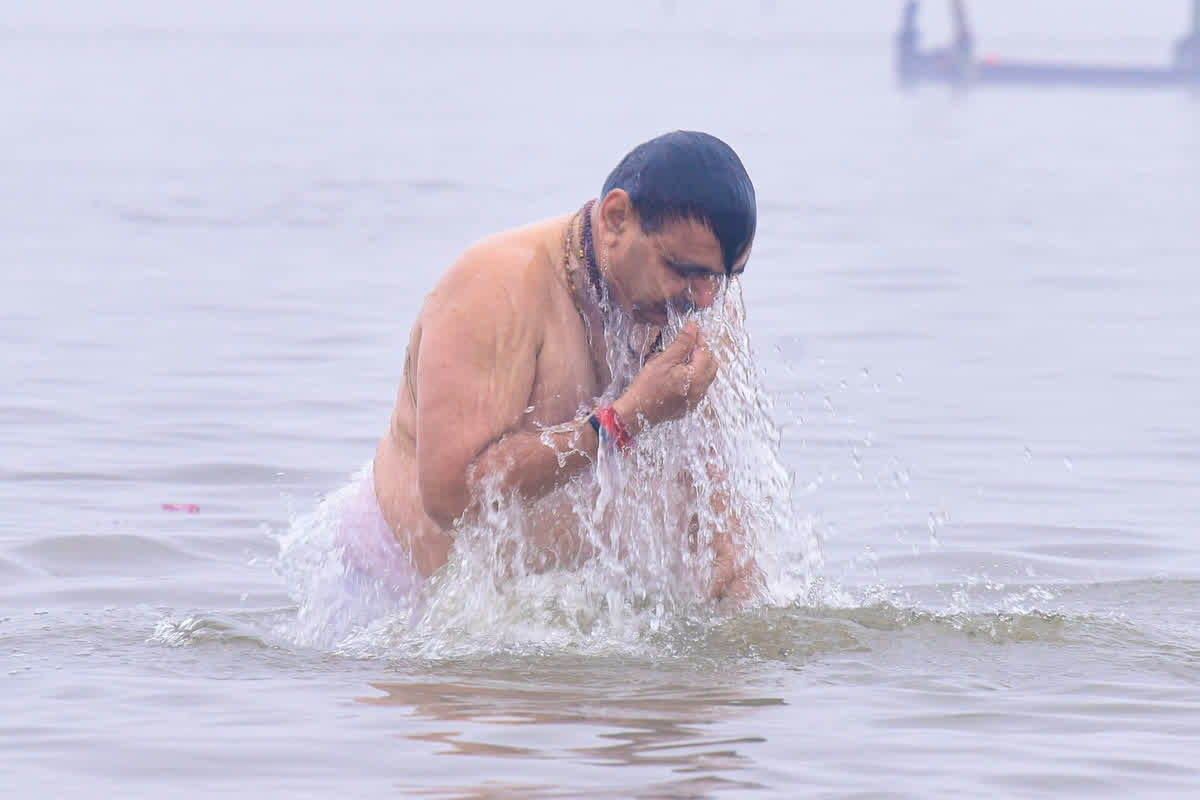 Prayagraj Maha Kumbh 2025: महाकुंभ पहुंचे सीएम भजनलाल शर्मा, त्रिवेणी संगम में लगाई आस्था की डुबकी, दूध और गंगाजल से शिवजी का किया अभिषेक