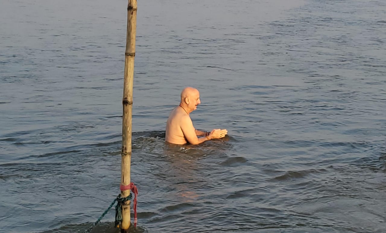 Anupam Kher In Mahakumbh 2025। Image Credit: UPDPR