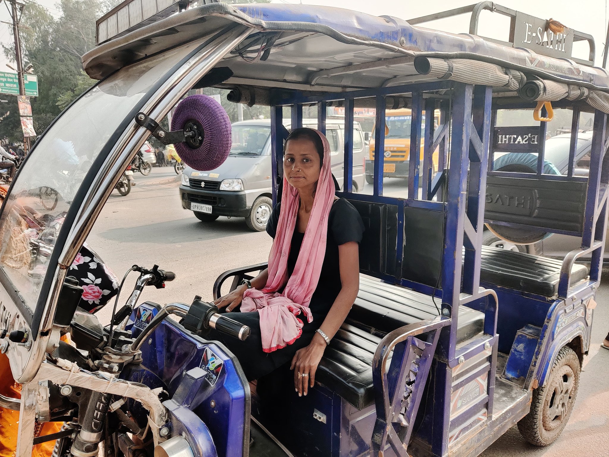 E-Rickshaw Didi Aarti in Bhind: पति की मौत के बाद भी नहीं डिगा हौसला, परिवार चलाने के महिला कर रही है ये काम, देश भर में हो रही है चर्चा