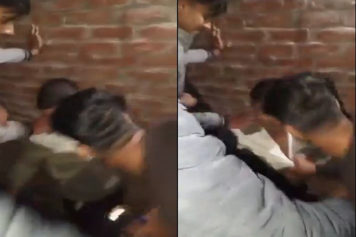 Viral video: रात के अँधेरे में गर्लफ्रेंड के घर में ही इश्क फरमा रहा था कांस्टेबल, लोगों ने पकड़कर पीटा, वीडियो वायरल