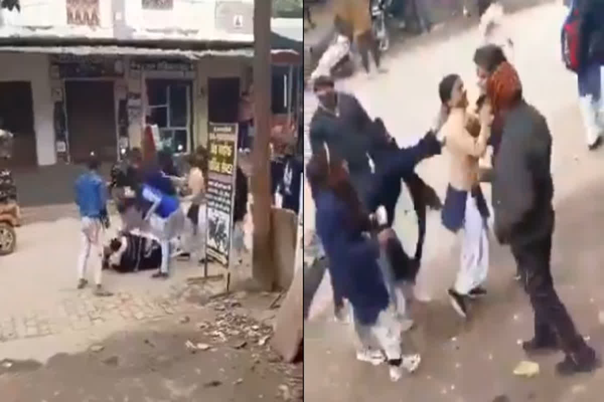 Girls Fighting Video: बॉयफ्रेंड से गुलु-गुलु करने की सजा..! एक ही लड़के के लिए बीच सड़क पर आपस में भिड़ी दो स्कूली छात्राएं, जमकर चले लात-घूसे, देखें वीडियो