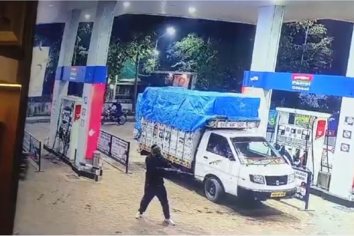 Firing on petrol pump: कर्मचारी ने नहीं भरा पेट्रोल तो सिरफिरे बदमाशों चला दी गोली, CCTV में कैद हुई वारदात