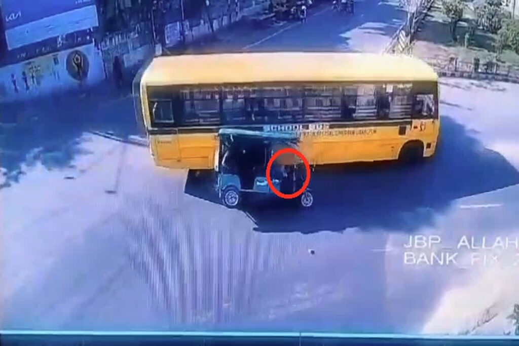 E-Rickshaw Driver Death Live Video। Photo Credit: IBC24