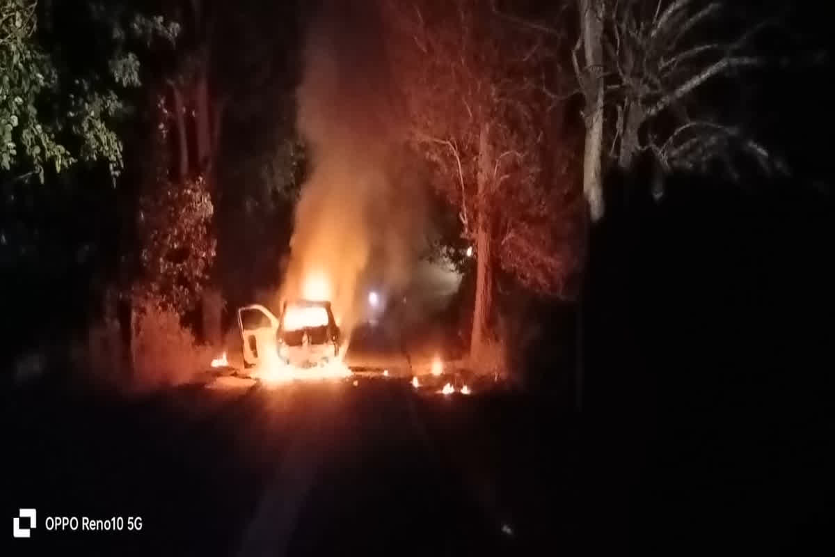 Jashpur Car Fire : चलती कार में अचानक लगी आग, जलकर हुआ खाक, युवक ने सूझबूझ से ऐसे बचाई परिवार की जान