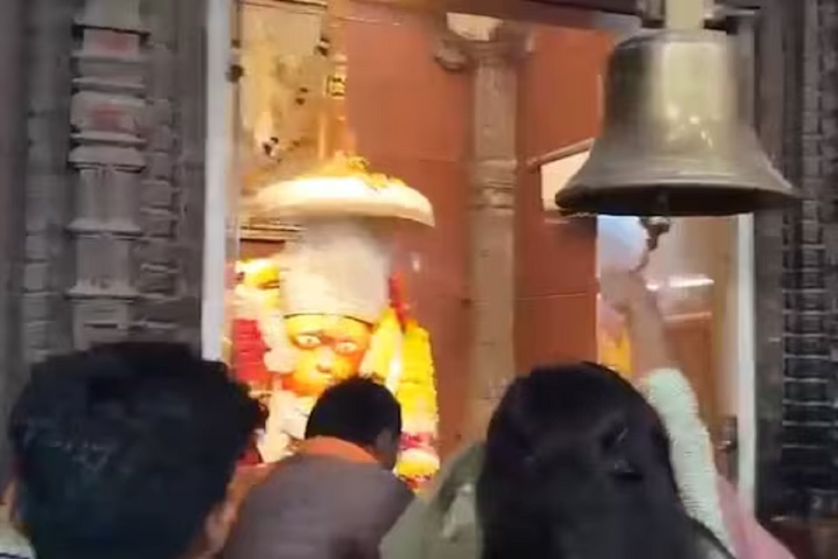 Khargone Hanuman Mandir Chamatkar: यहां के मंदिर में हुआ चमत्कार.. हनुमान जी की मूर्ति ने झपकाई पलक! मौके पर मौजूद भक्त रह गए हैरान, देखें ये वीडियो