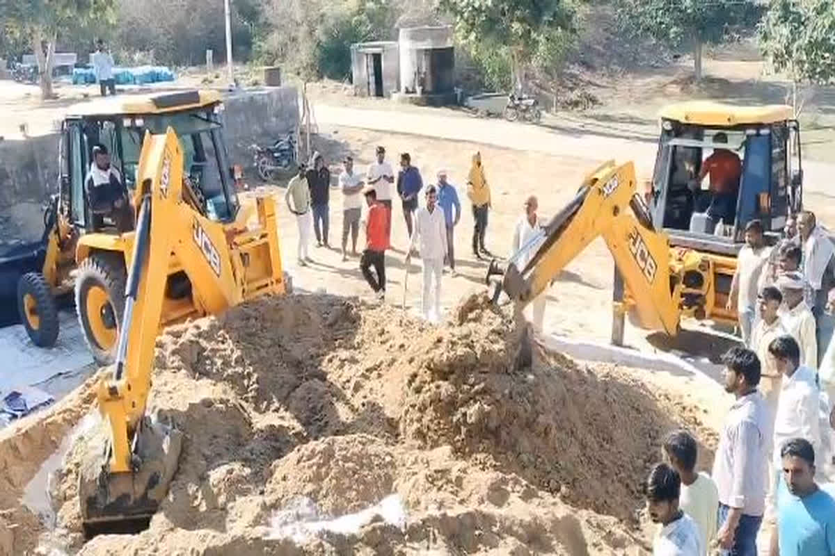 Rajasthan Latest News: JCB से बना महाप्रसाद, थ्रेसरों मशीन से तैयार हुई 400 क्विंटल चूरमा, इस धाम में गजब ढंग से तैयार होता है प्रसाद, देखें वीडियो