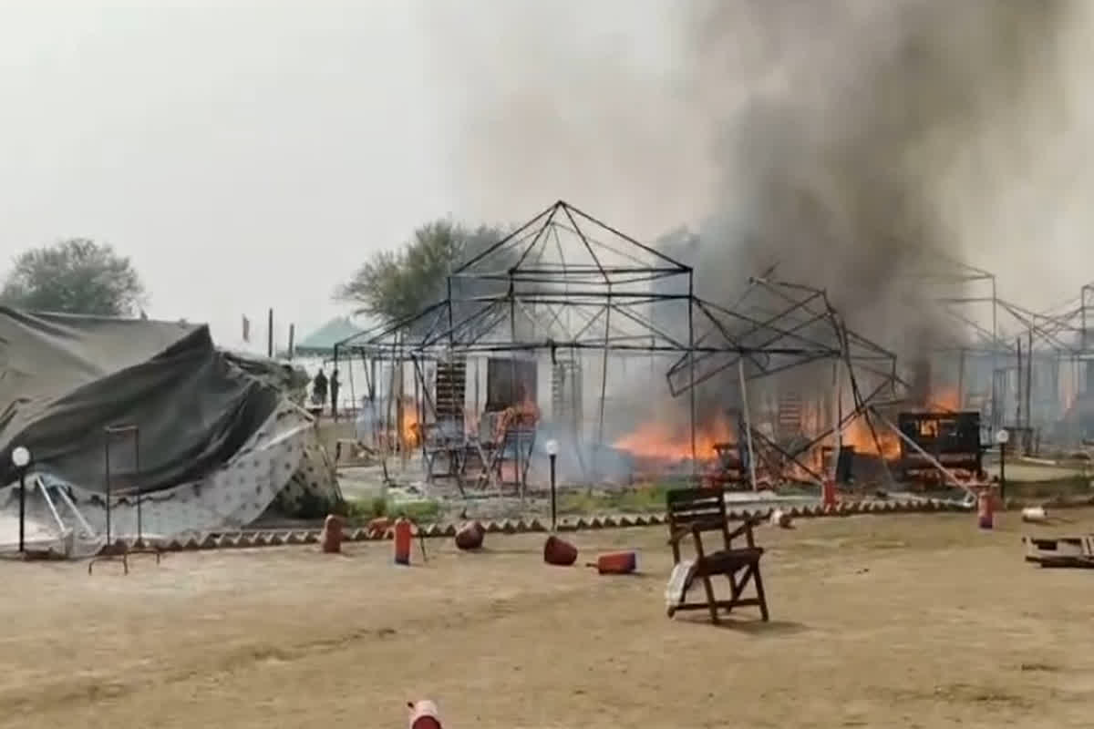 Fire In Mahakumbh: महाकुंभ के सेक्टर 22 में फिर से लगी भीषण आग, धूं-धूं कर जले कई पंडाल, घटना का वीडियो आया सामने