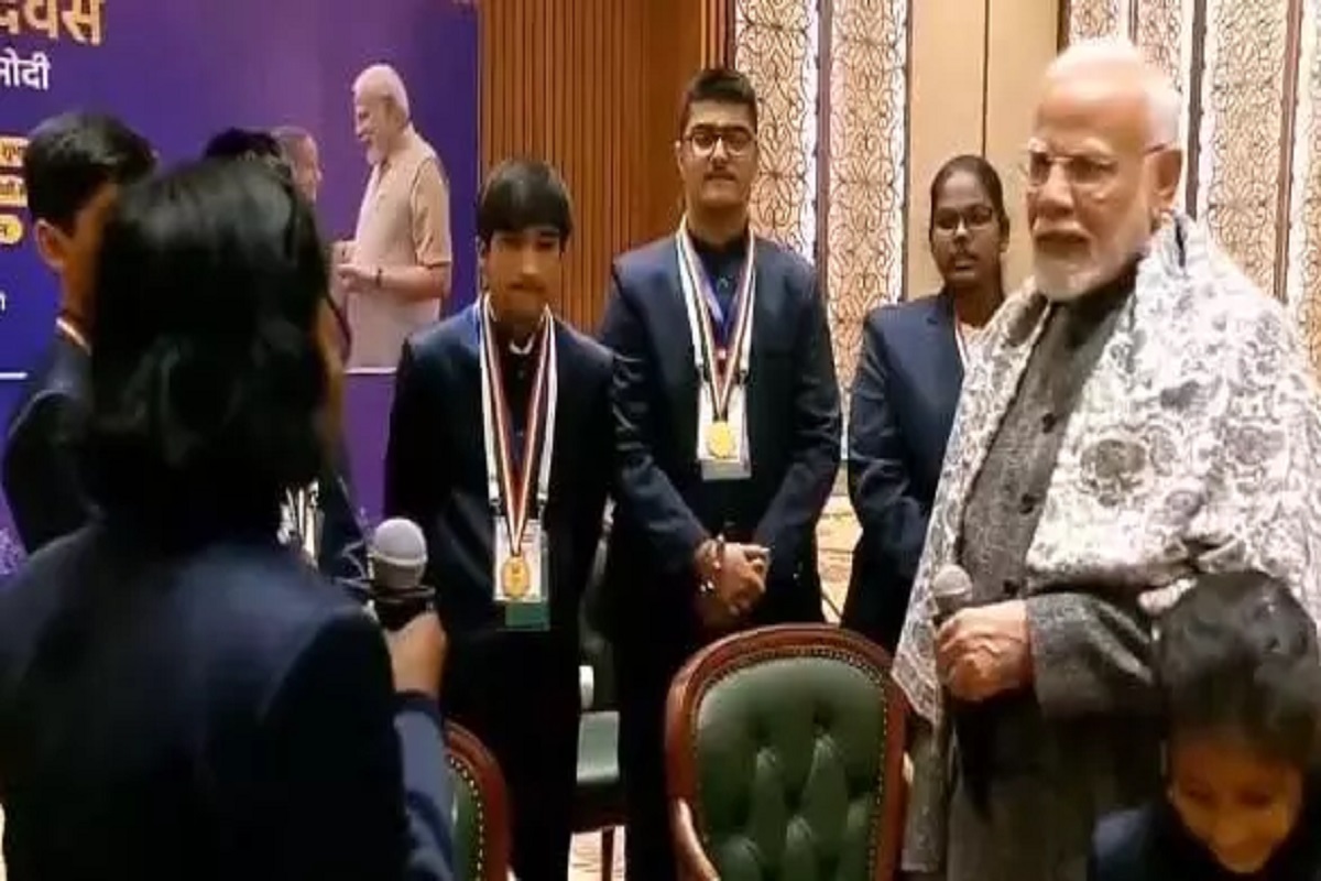 Hemvati Nag Meets PM Modi: राष्ट्रीय बाल पुरस्कार​​​​​​​ पाने वाली हेमवती नाग ने किया अपने लक्ष्य का खुलासा, सुनकर पीएम मोदी भी करने लगे वाह-वाह, सीएम साय ने शेयर किया वीडियो