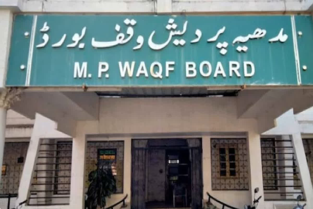 MP Waqf Board: वक्फ संपत्तियों पर तगड़ा खेल! एमपी सरकार के आदेश के बाद मचा सियासी बवाल, आपस में भिड़े दिग्गज