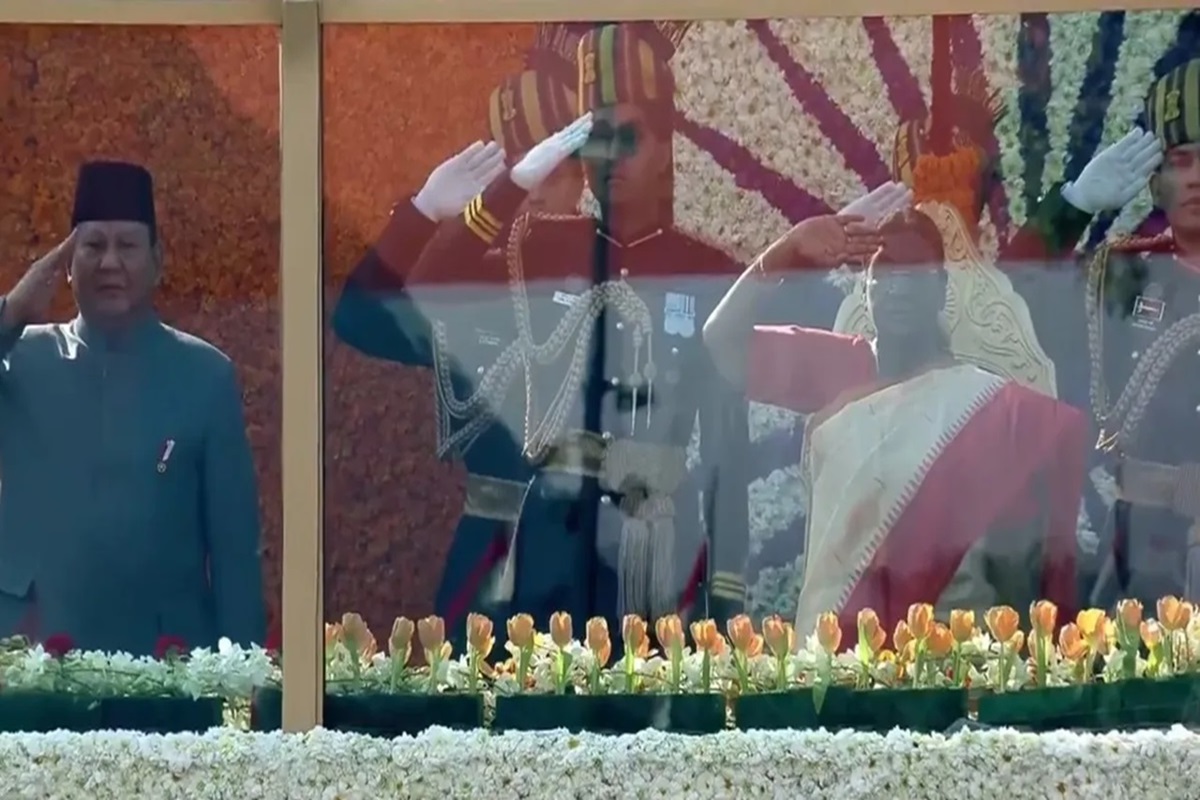 Republic Day 2025 Parade Live: राष्ट्रपति द्रौपदी मुर्मू ने कर्तव्य पथ पर फहराया राष्ट्रीय ध्वज, दी गई 21 तोपों की सलामी, देखें लाइव