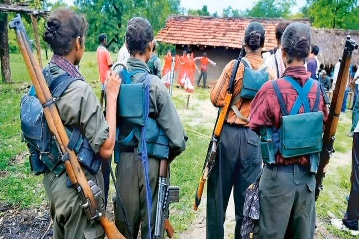 Chhattisgarh Naxalites Surrender: हिड़मा के गांव पूवर्ती के रहने वाले हार्डकोर नक्सली पति-पत्नी ने किया सरेंडर.. दोनों पर 5-5 लाख रुपये का इनाम