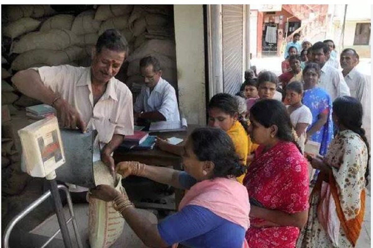 Ration Card Holders : राशनकार्ड धारकों के लिए बड़ी खुशखबरी, सस्ते दाम पर मिलेंगी रसोई की जरूरी चीजें