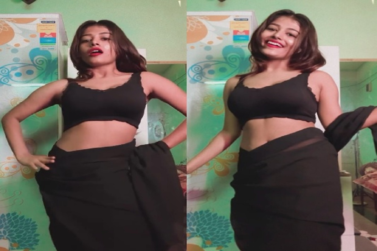 Sexy Video: हॉट गर्ल ने कैमरे के सामने गिराया साड़ी का पल्लू, देखते ही सोशल मीडिया पर मची सनसनी, अब वायरल हुआ वीडियो