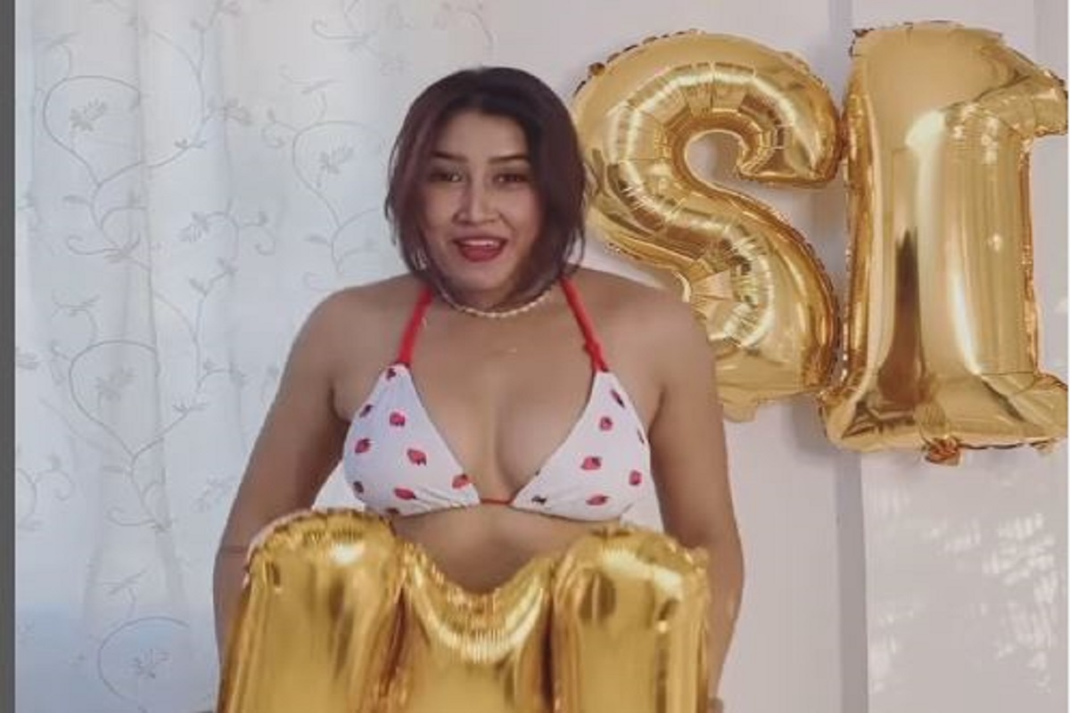 Sexy video: सोशल मीडिया इन्फ्लुएंसर ने पार की सारी हदें, कैमरे के सामने रेड पिंक बिकनी में किया बोल्ड डांस