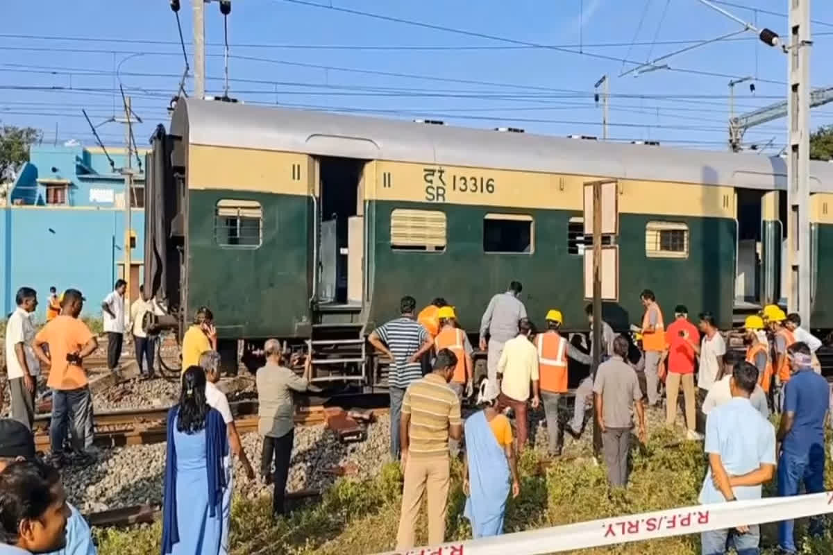 Tamil Nadu Train Accident: बड़ा हादसा टला.. बेपटरी हुई पैसेंजर ट्रेन, लोको पायलट की सूझ-बूझ से बची सैकड़ों यात्रियों की जान