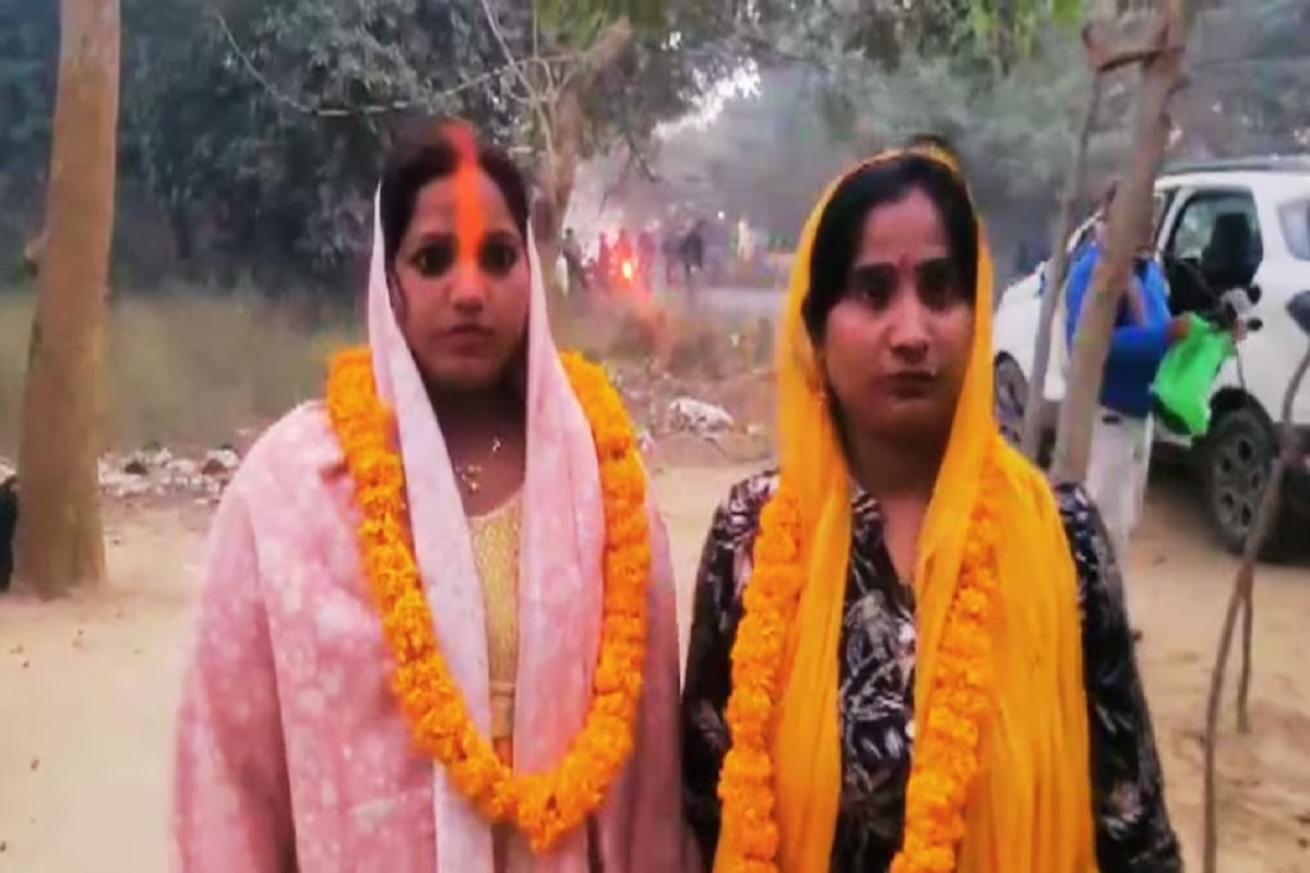 Two Women Got Married: दो शादीशुदा महिलाओं ने खाई साथ ​जीने मरने की कसम, फिर पतियों को छोड़ दोनों ने एक दूसरे से रचाई शादी, मंदिर में लिए सात फेरे