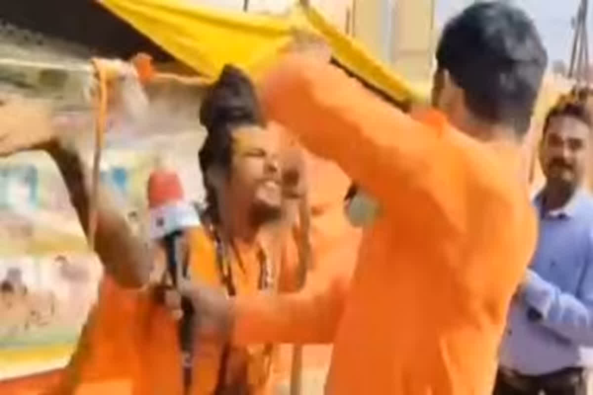 Mahakumbh Viral Video: चिमटा वाले बाबा को फिर आया गुस्सा, यूट्यूबर को जड़े थप्पड़, कहा- ‘इन लोगों ने मुझे बदनाम कर दिया’