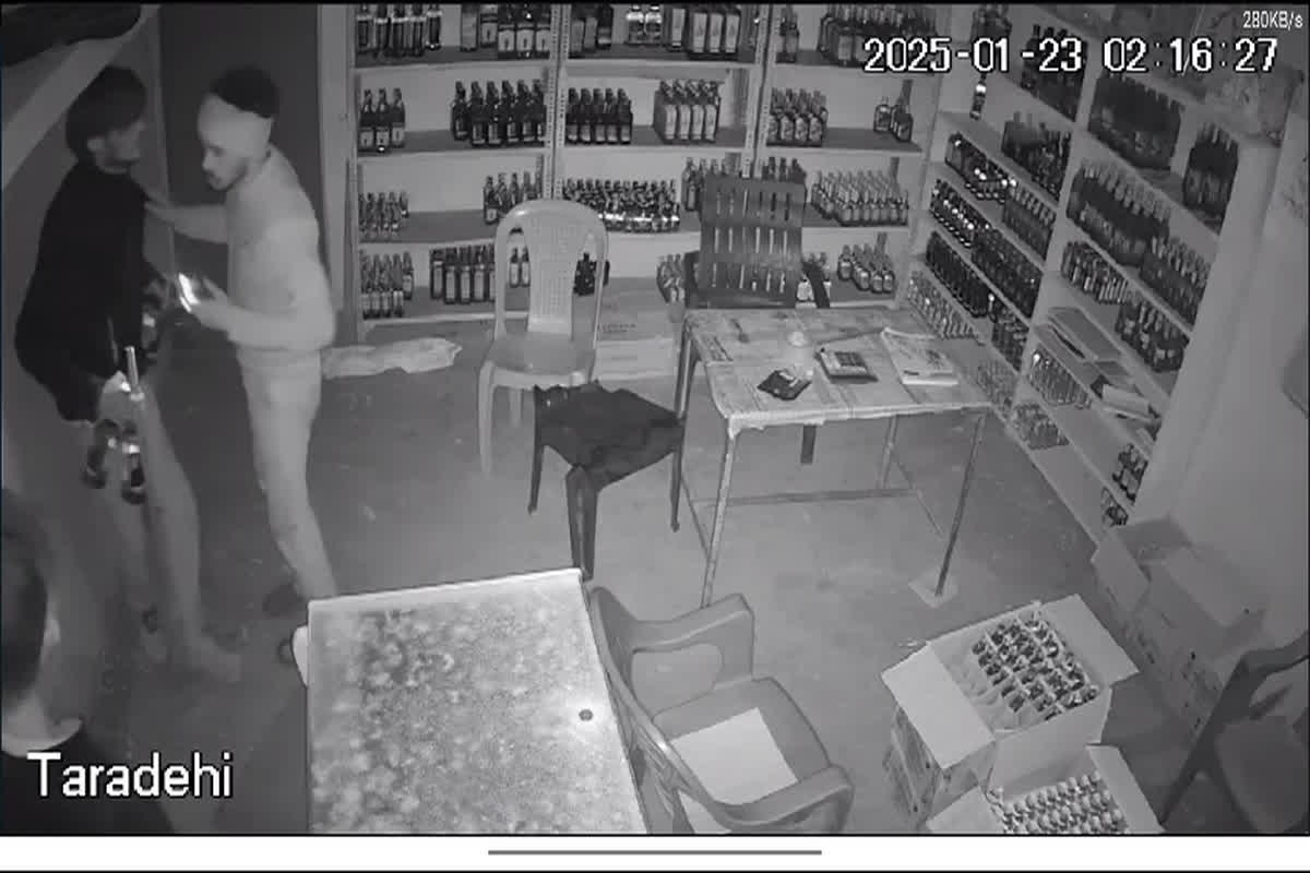 liquor store theft damoh : सुबह-सुबह शराब दुकान में नकाबपोश बदमाशों ने बोला धावा, ले उड़े 3.30 लाख और शराब की बोतलें, CCTV में कैद हुई वारदात