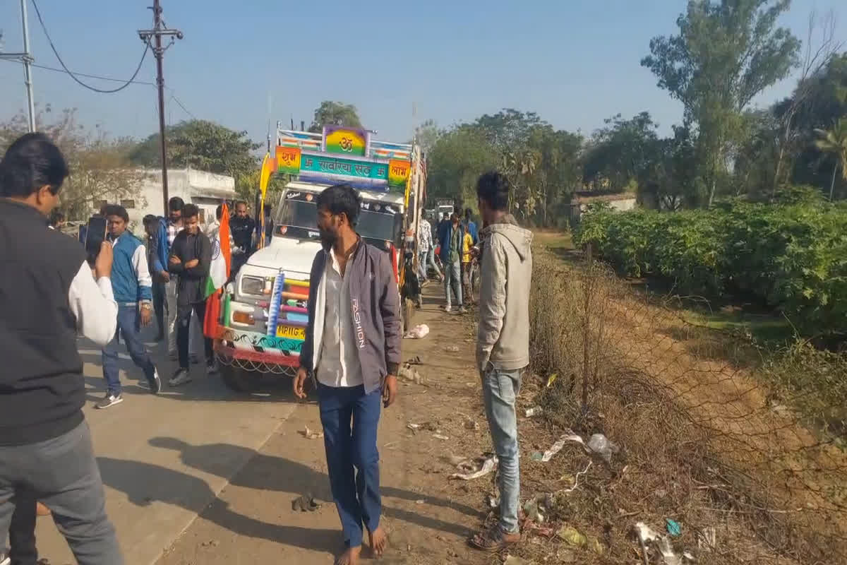 Dhar road accident : धार में दर्दनाक सड़क हादसा, मजदूरों से भरा पिकअप वाहन पलटा, 37 मजदुर घायल