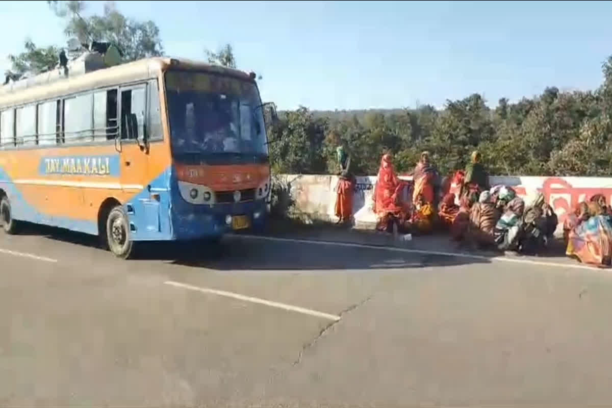 Satna Road Accident : प्रयागराज जा रही तीर्थ यात्रियों से भरी बस को ट्रक ने मारी जोरदार टक्कर, 1 की मौत, 10 लोग घायल