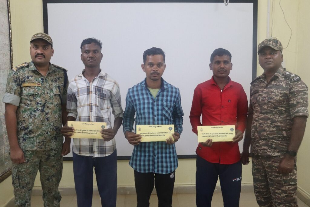 Naxalites surrender in Sukma and Bijapur, image source: ibc24