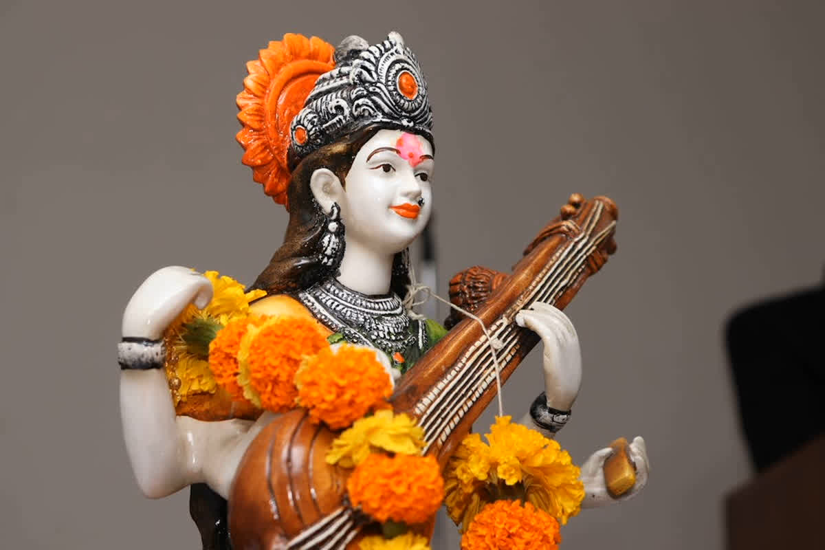 Basant Panchami ke Upay: देवी सरस्वती को प्रसन्न करने के लिए बसंत पंचमी पर करें ये उपाय, हर क्षेत्र में मिलेगी सफलता