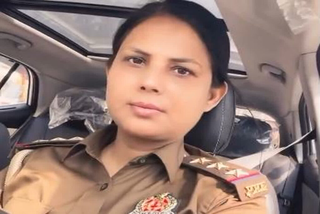 Mahila Police Adhikari ka Viral Video : वर्दीधारी महिला पुलिस अधिकारी का वीडियो वायरल / Image Source: Screengrab