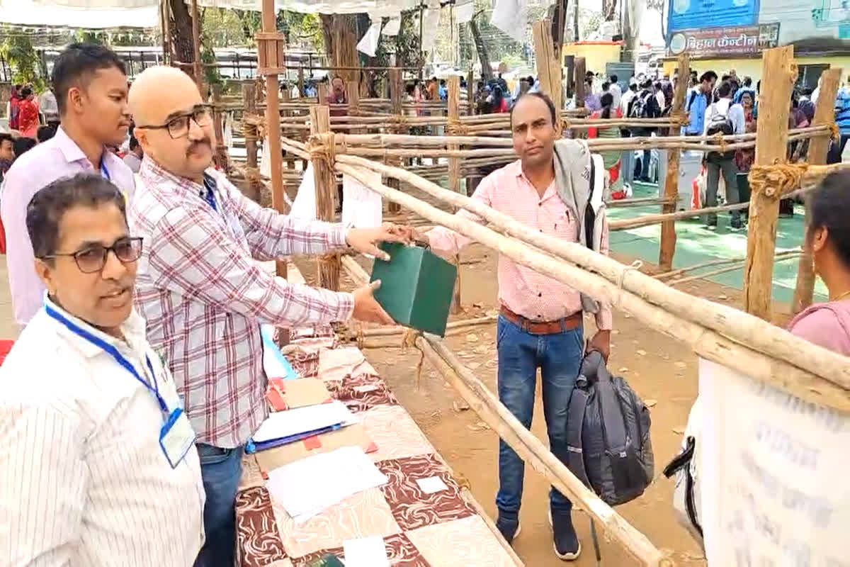 CG Panchayat Election 2025 : शहर के बाद अब गांव की सरकार चुनने की बारी, कल इन जगहों पर होगा मतदान, नक्सल प्रभावित इलाकों के लिए पोलिंग पार्टिंयां रवाना