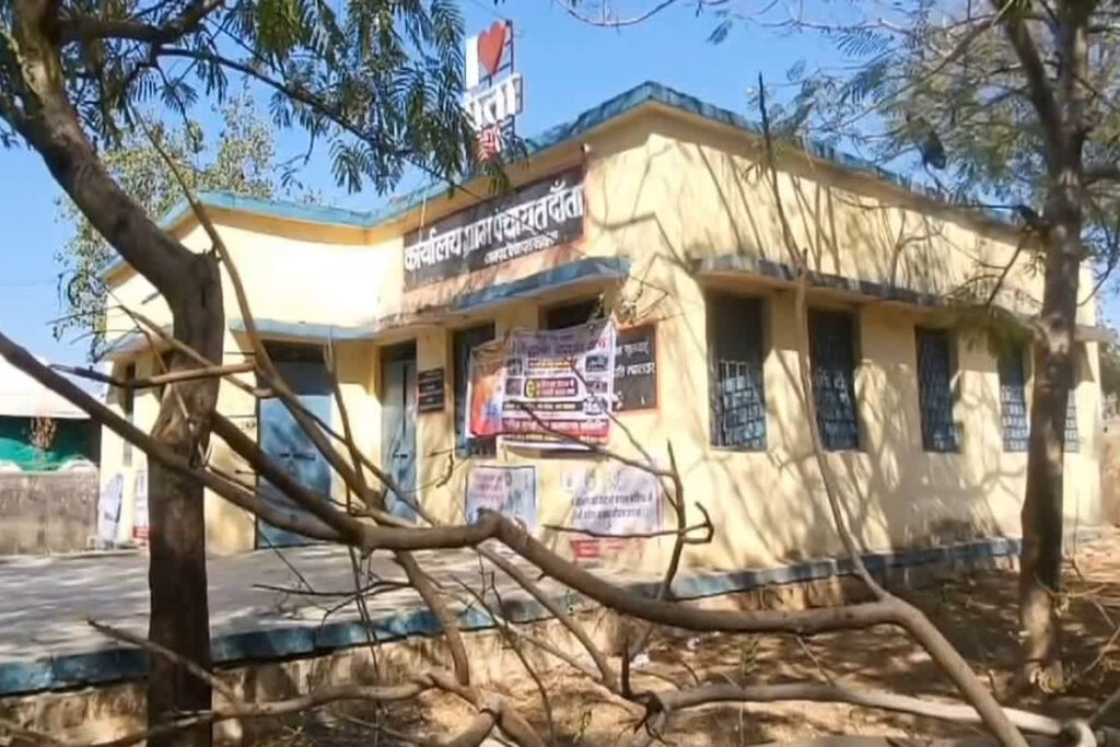 Lady Sarpanch Sold Responsibility on 500: महज 500 रुपए में सरपंची का सौदा / Image Source: IBC24