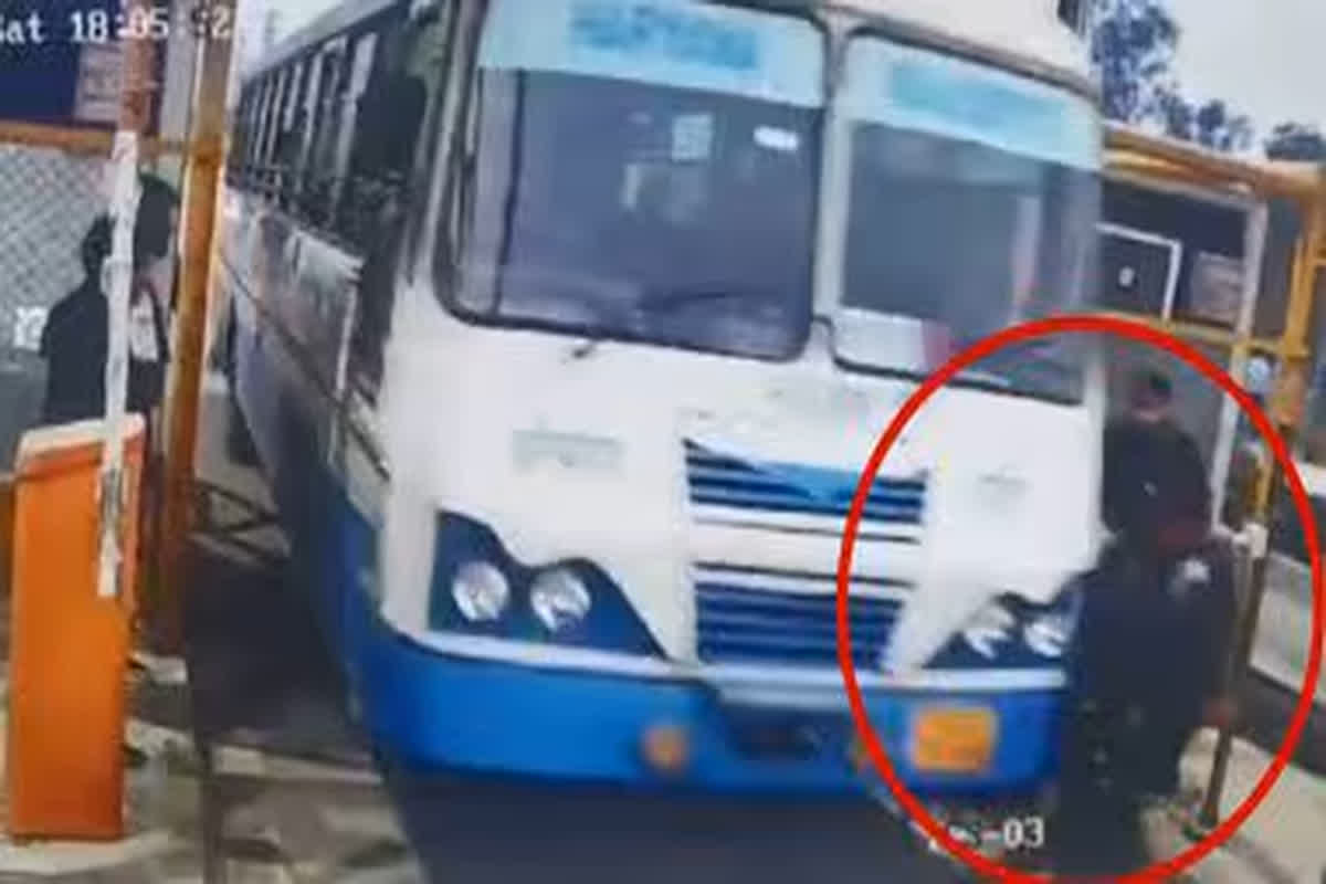 Gurugram Road Accident Video: बस चालक ने टोल प्लाजा के कर्मचारी को कुचला, घटना का वीडियो हुआ वायरल